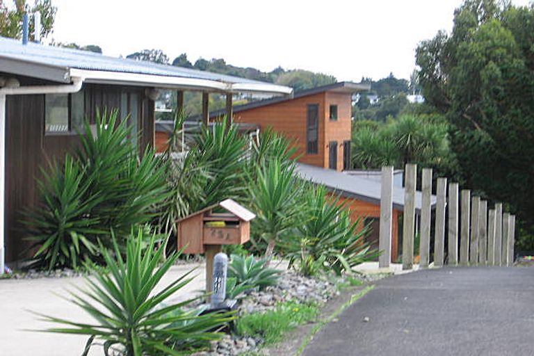 Photo of property in 25 Barron Drive, Green Bay, Auckland, 0604