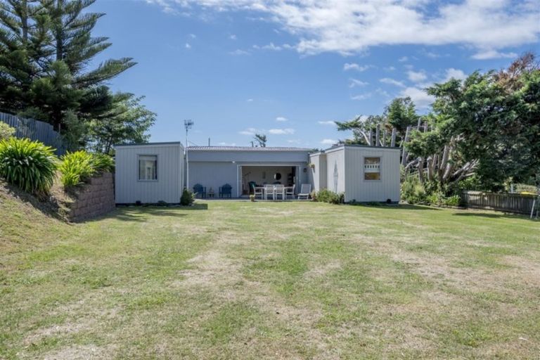 Photo of property in 37 Sarah Street, Waikawa Beach, Manakau, 5573
