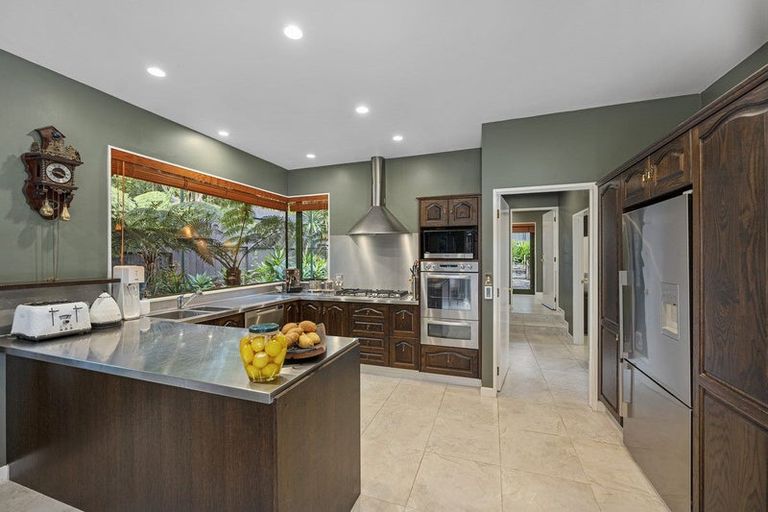 Photo of property in 28 Tyrico Close, Unsworth Heights, Auckland, 0632