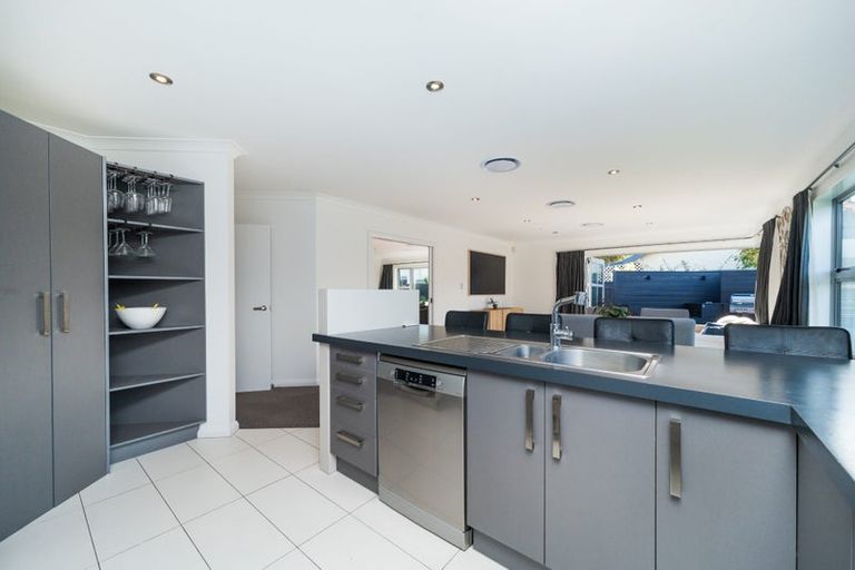 Photo of property in 26 Chestnut Close, Kelvin Grove, Palmerston North, 4414