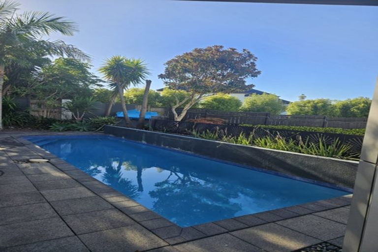 Photo of property in 9a Lupetti Rise, West Harbour, Auckland, 0618