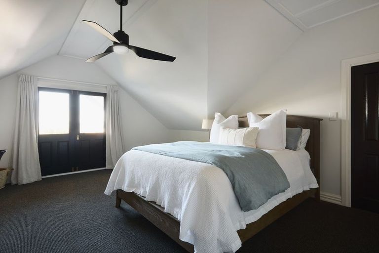 Photo of property in 10 Cobden Road, Bluff Hill, Napier, 4110