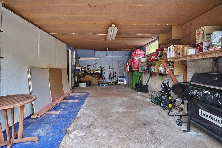 Photo of property in 17 Horokiwi Road West, Newlands, Wellington, 6037
