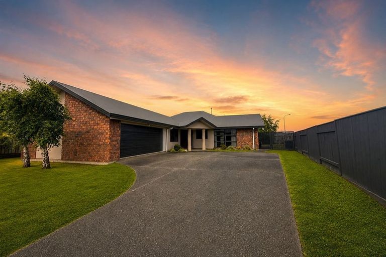Photo of property in 8 Geneva Terrace, Kelvin Grove, Palmerston North, 4414