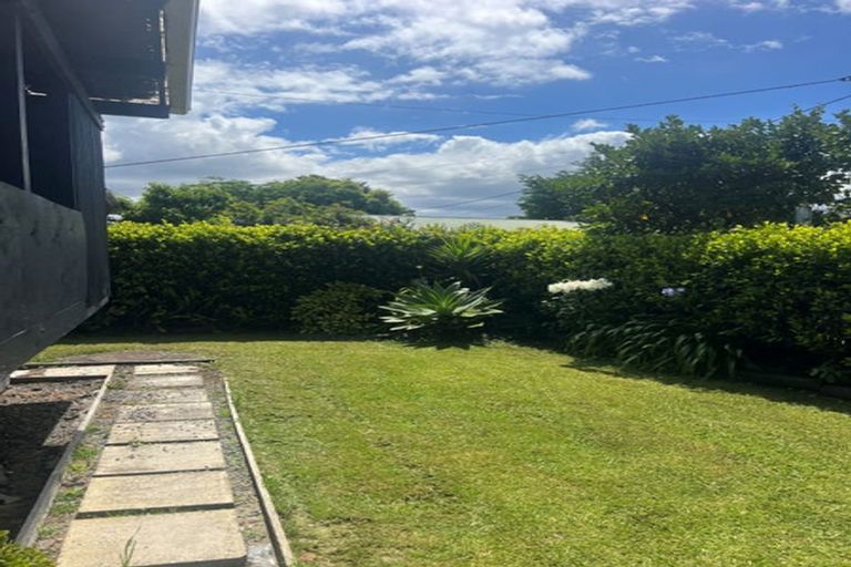 Photo of property in 9 Bishop Street, Green Bay, Auckland, 0604