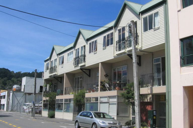Photo of property in De Vere Apartments, 11/23 Tennyson Street, Te Aro, Wellington, 6011