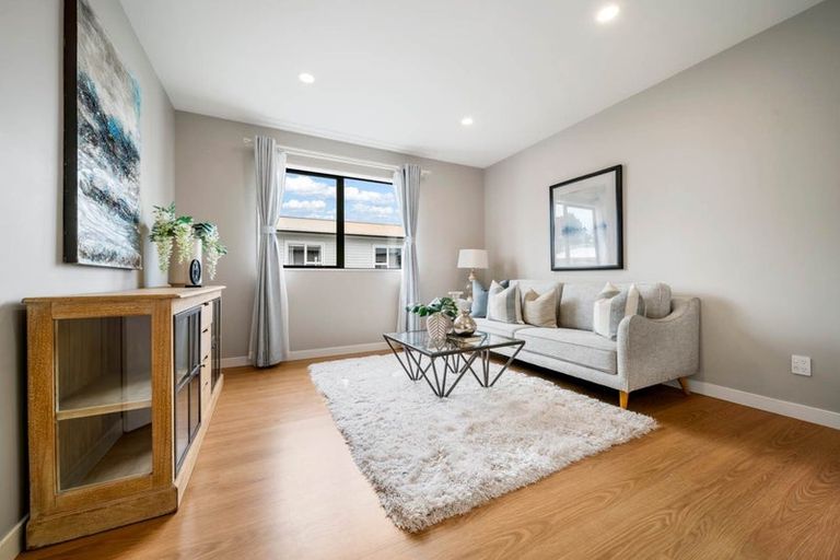 Photo of property in 674 East Coast Road, Pinehill, Auckland, 0630
