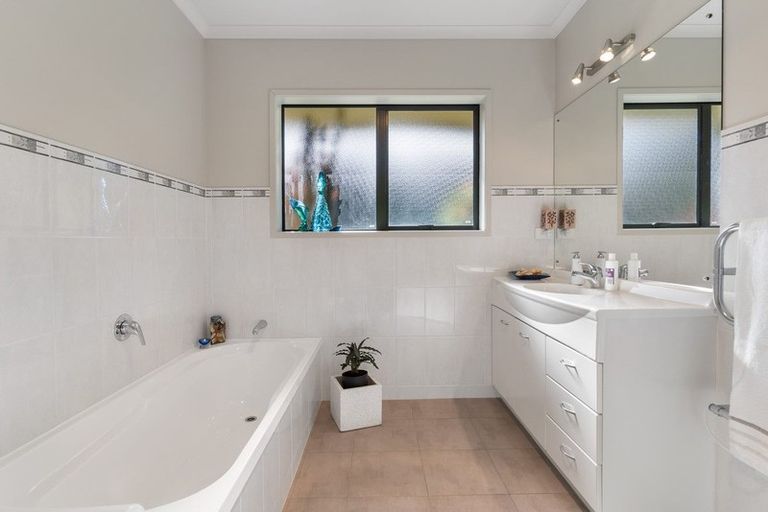 Photo of property in 11 Grovenor Drive, Orewa, 0931