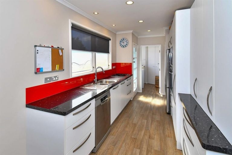 Photo of property in 2 Cheam Place, Pakuranga Heights, Auckland, 2010