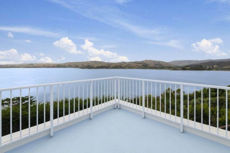 Photo of property in 28 Molyneux Close, Whitby, Porirua, 5024