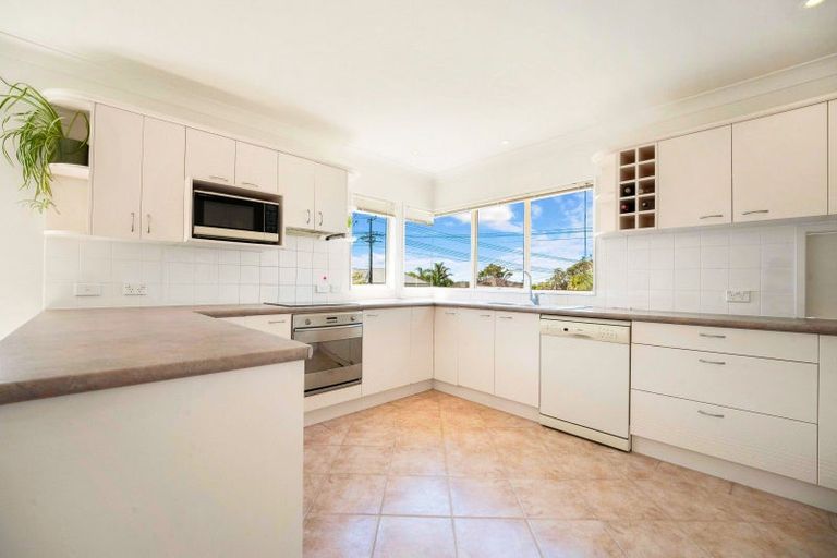 Photo of property in 2/89 Aberdeen Road, Castor Bay, Auckland, 0620