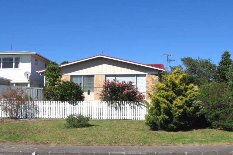 Photo of property in 2/115 Mcleod Road, Te Atatu South, Auckland, 0610