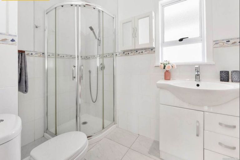 Photo of property in 98 Lynwood Road, New Lynn, Auckland, 0600