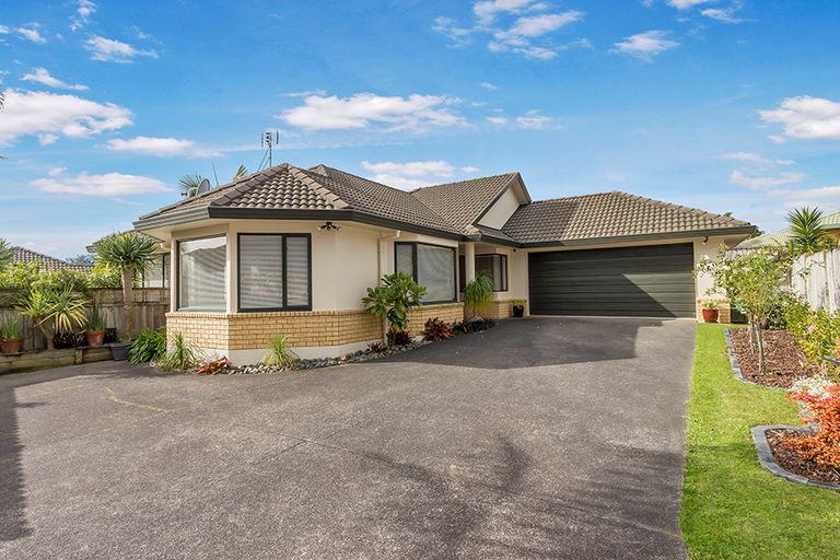 Photo of property in 20 Moyrus Crescent, East Tamaki Heights, Auckland, 2016