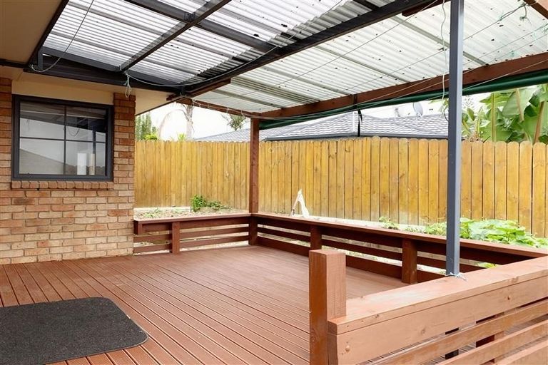 Photo of property in 18 Plumstead Rise, Glen Eden, Auckland, 0602