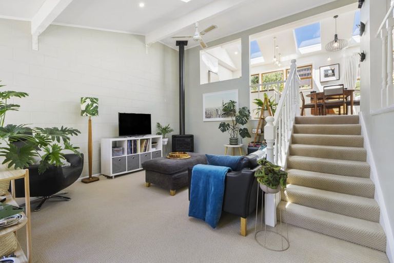 Photo of property in 92a Churton Drive, Churton Park, Wellington, 6037