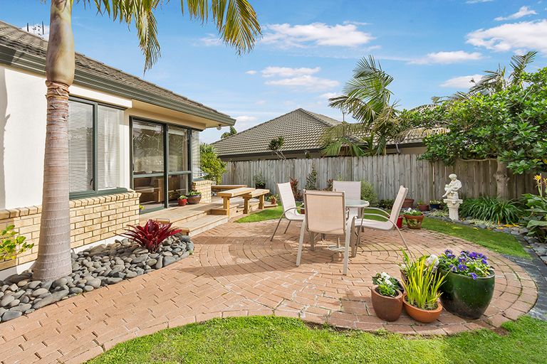 Photo of property in 20 Moyrus Crescent, East Tamaki Heights, Auckland, 2016