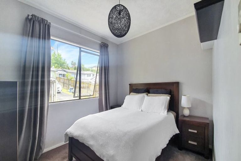 Photo of property in 2/8 Atlantis Place, Totara Vale, Auckland, 0629