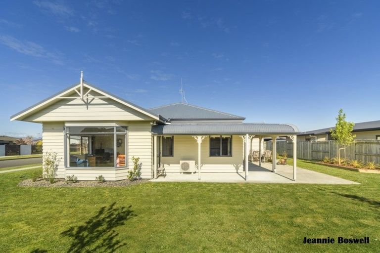 Photo of property in 6 Pegasus Place, Kelvin Grove, Palmerston North, 4414