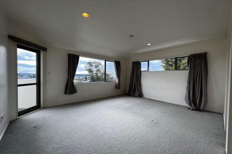 Photo of property in 11 Mannikin Place, Unsworth Heights, Auckland, 0632