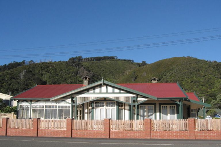 Photo of property in 111 Marine Parade, Eastbourne, Lower Hutt, 5013