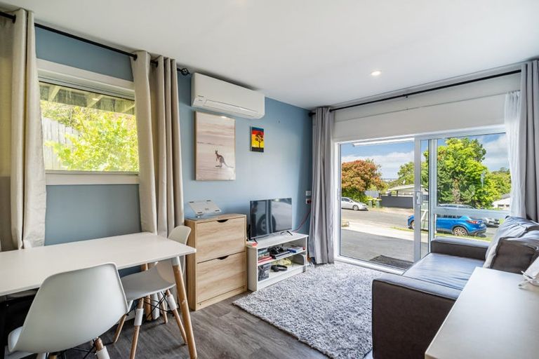 Photo of property in 52 Ayton Drive, Totara Vale, Auckland, 0629