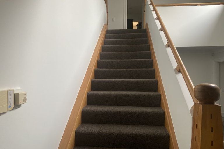 Photo of property in 28 Eccleston Hill, Thorndon, Wellington, 6011