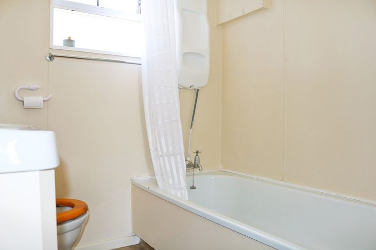 Photo of property in 6 Kiwi Court, Roslyn, Palmerston North, 4414