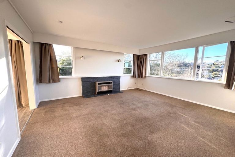 Photo of property in 135 Ruskin Road, Newlands, Wellington, 6037