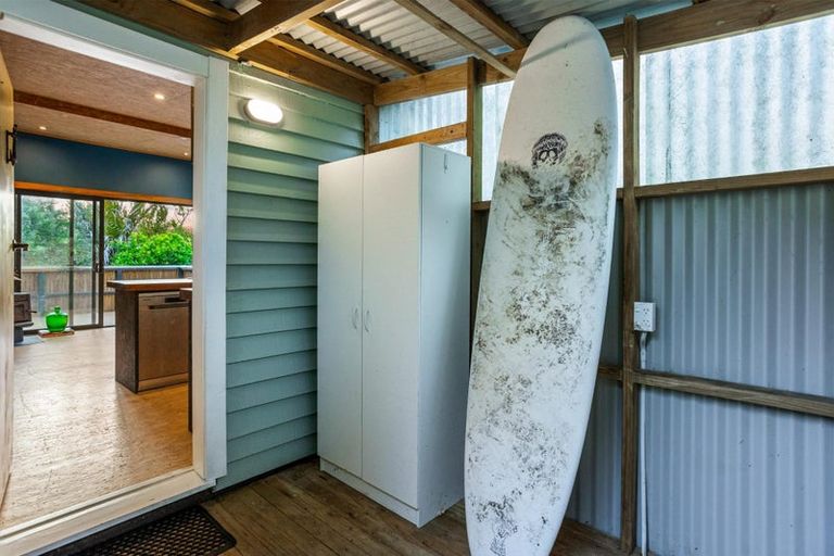 Photo of property in 132 Seaview Road, Piha, New Lynn, 0772