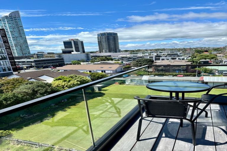 Photo of property in Frank Sargeson Apts, 405/80 Anzac Street, Takapuna, Auckland, 0622