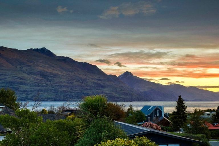 Photo of property in 5 Cedar Drive, Kelvin Heights, Queenstown, 9300