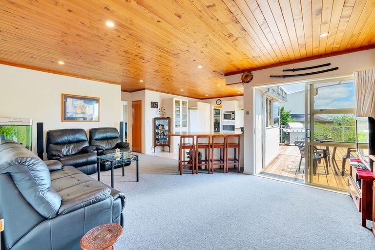 Photo of property in 1/8 Sunset Road, Unsworth Heights, Auckland, 0632