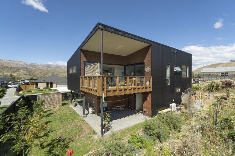 Photo of property in 33 Stratford Drive, Mount Pisa, Cromwell, 9383