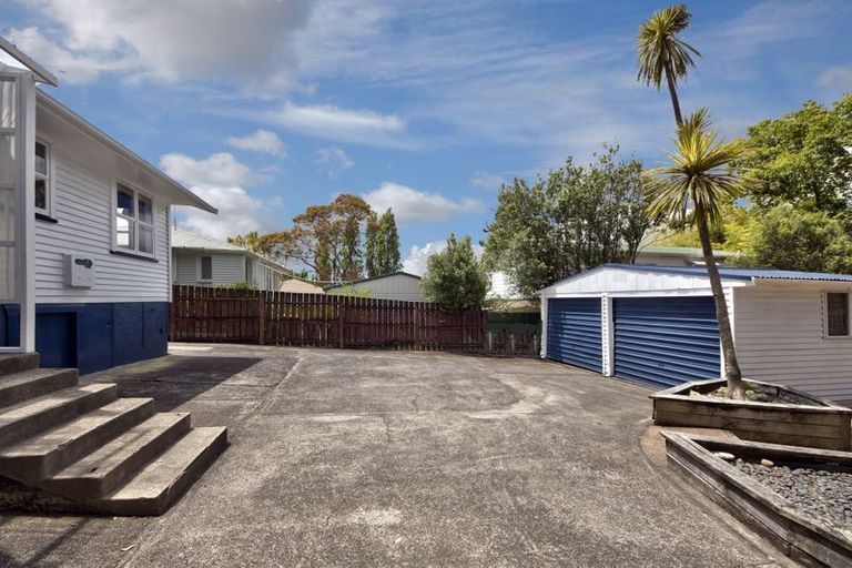Photo of property in 22 Sarona Avenue, Glen Eden, Auckland, 0602