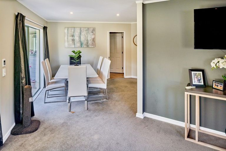 Photo of property in 28 Saunders Close, Whitby, Porirua, 5024