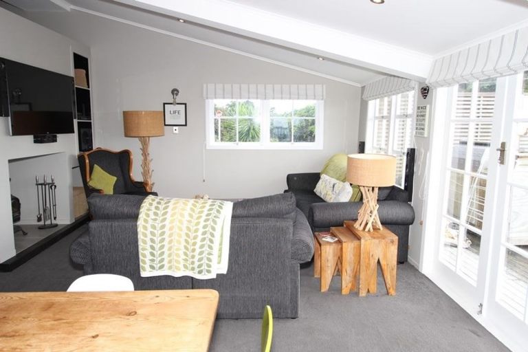 Photo of property in 11 River Road, Red Beach, 0932