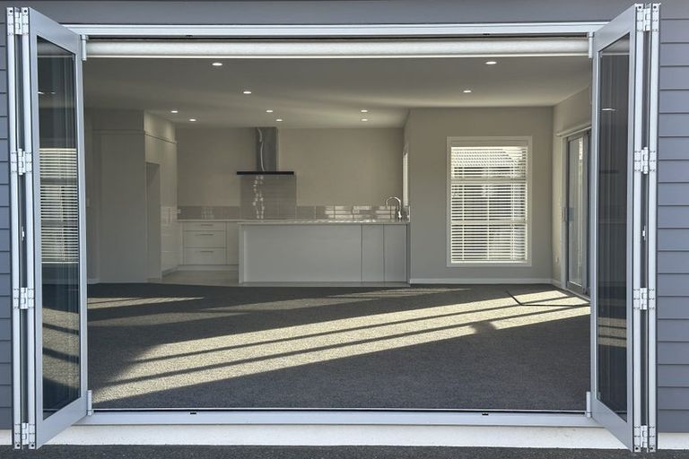 Photo of property in 6 Cassin Place, Taradale, 4112