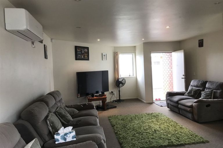 Photo of property in 2/92 Portage Road, New Lynn, Auckland, 0600