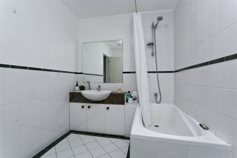 Photo of property in 1/15 Ocean View Road, Hillcrest, Auckland, 0627