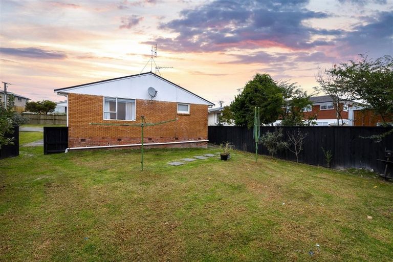 Photo of property in 2/102 Mcleod Road, Te Atatu South, Auckland, 0610