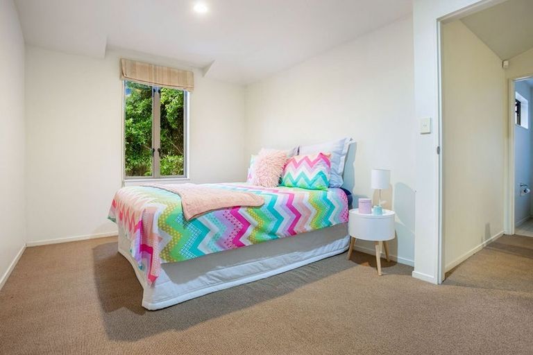 Photo of property in 37 Verdale Circle, Glen Eden, Auckland, 0602