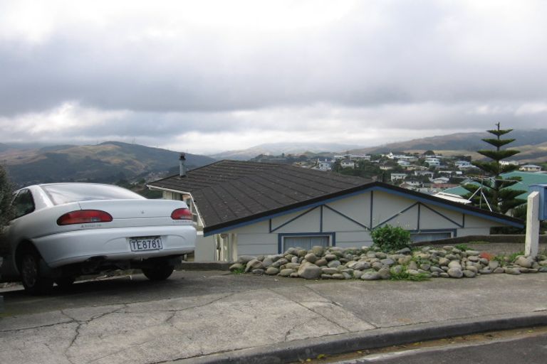Photo of property in 12 Rice Crescent, Newlands, Wellington, 6037