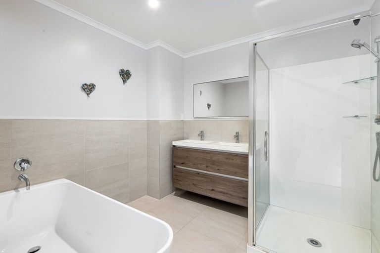 Photo of property in 60 Roberts Road, Matakatia, Whangaparaoa, 0930