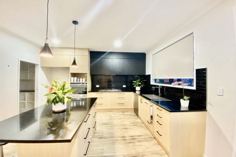 Photo of property in 12 Waituarua Drive, Takanini, 2112