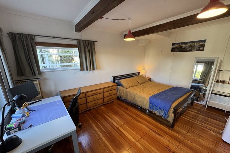 Photo of property in 16 Hungerford Road, Lyall Bay, Wellington, 6022