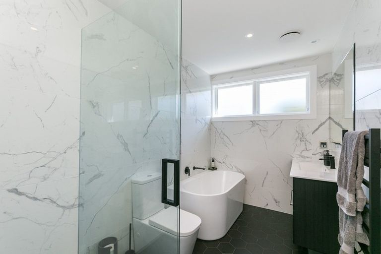 Photo of property in 4 Middlesex Place, Northland, Wellington, 6012