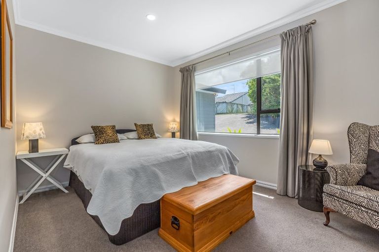 Photo of property in 39 Saunders Close, Whitby, Porirua, 5024