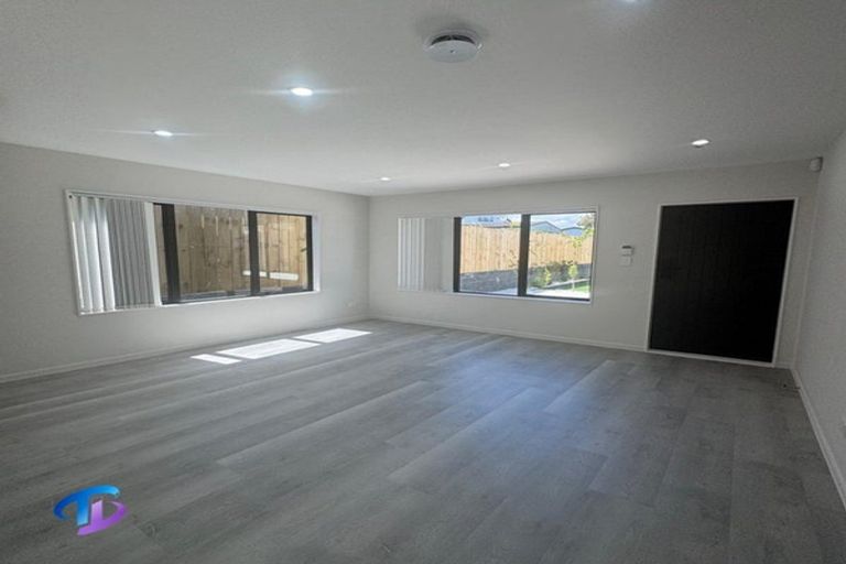 Photo of property in 33 Wai Iti Place, Clendon Park, Auckland, 2103