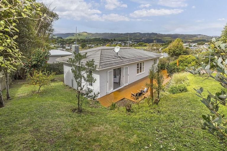 Photo of property in 9 Lane Crescent, Tawa, Wellington, 5028
